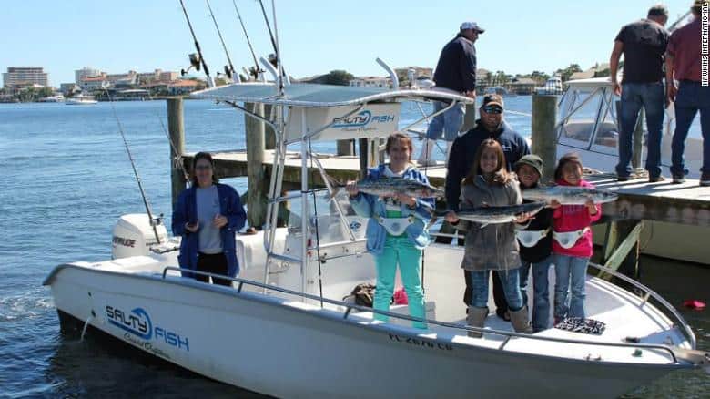 Pescador da Flórida trata 300 crianças para viagem anual de pesca