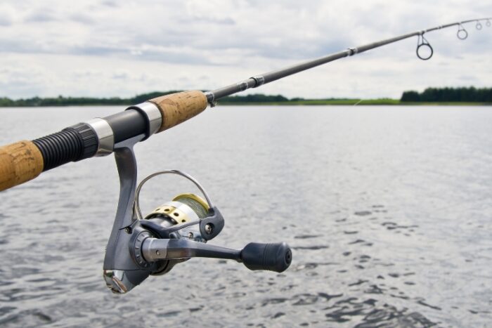 Explore a melhor vara de pesca para molinete em cada cenário: praia, rio, pesca Ultra Light, pesqueiro e mar.