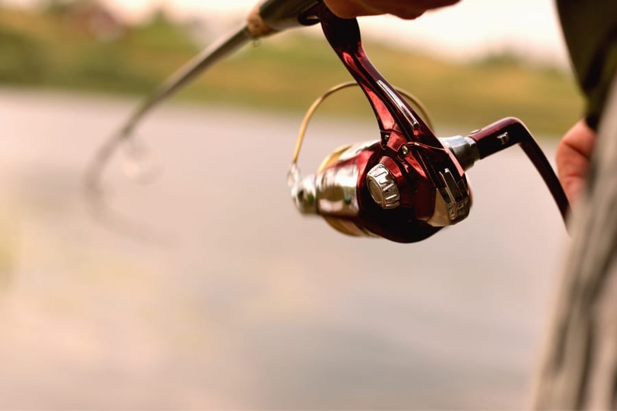 Saiba o que é a ação da vara de pesca e como escolher entre ação rápida, média ou lenta para melhorar seu desempenho nas pescarias.