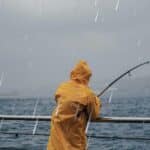 Pescar na chuva pode ser vantajoso ou arriscado. Saiba quando a chuva melhora ou prejudica a pescaria em rios, açudes, represas, praia e mar.