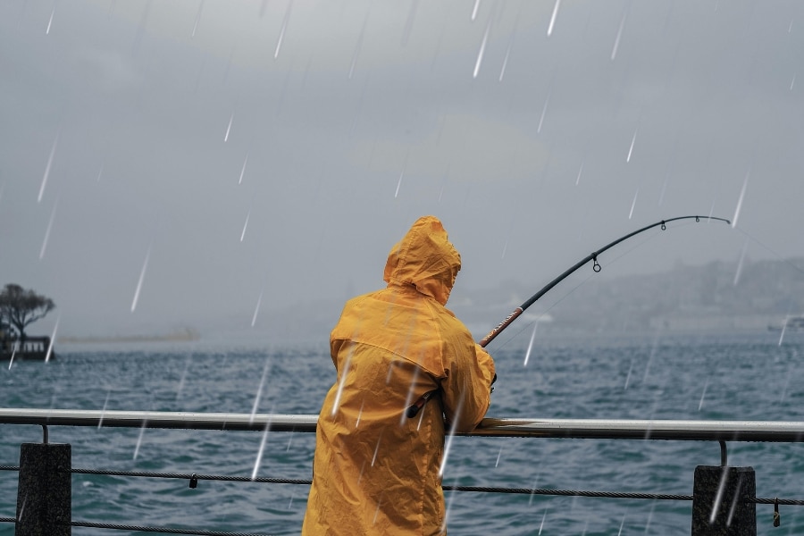 Pescar na chuva pode ser vantajoso ou arriscado. Saiba quando a chuva melhora ou prejudica a pescaria em rios, açudes, represas, praia e mar.