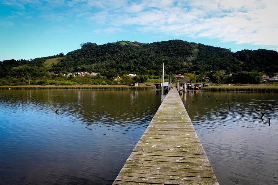 Pescaria Brava une história, tradição açoriana e pesca forte. Conheça a origem do nome, curiosidades e como é pescar na região.